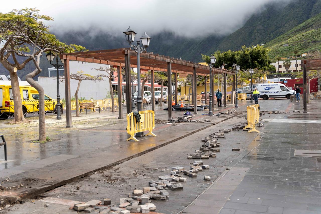 El Ayuntamiento de La Frontera inicia la instalación de placas solares en las pérgolas de la Plaza Benito Padrón